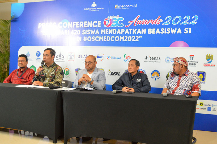 Beasiswa Online Scholarship Competition (OSC) Medcom.id 2022 mengumumkan penerima beasiswa jenang S1 yang dibagikan kepada 423 calon mahasiswa di 25 perguruan tinggi. Ratusan peserta tersebut telah menyisihkan puluhan ribu pendaftar lainnya.