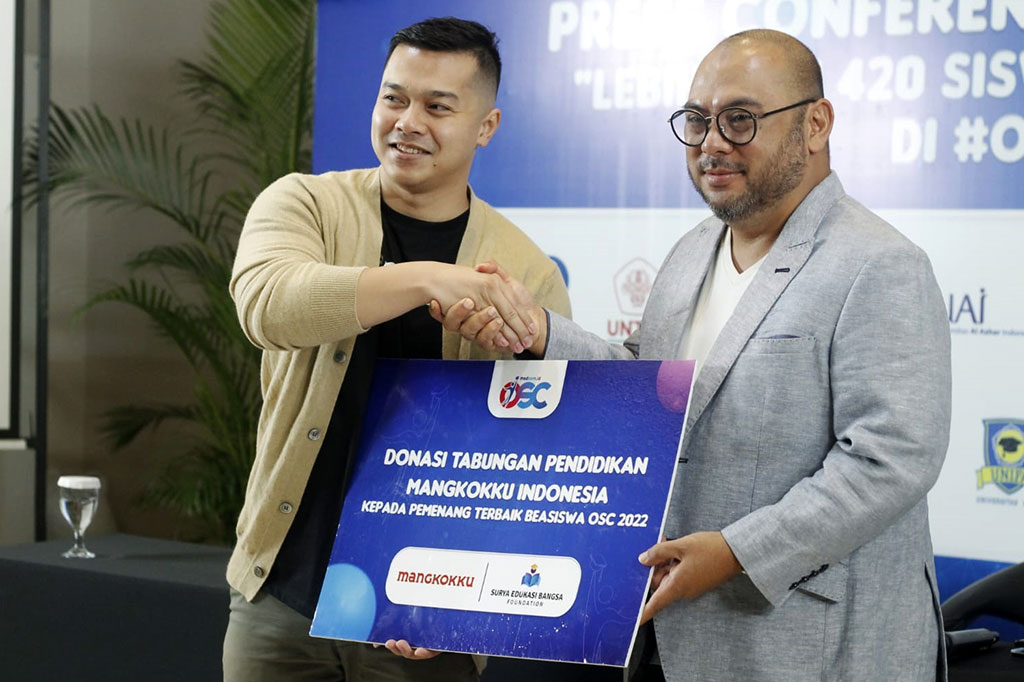 Mangkokku Indonesia memberikan donasi tabungan pendidikan untuk para pemenang terbaik beasiswa OSC 2022.