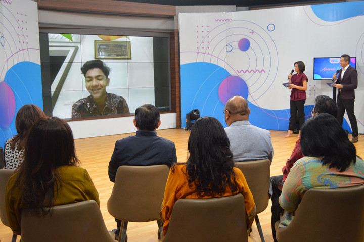 Dua calon mahasiwa penerima beasiswa OSC 2022 dihubungi langsung dari studio, masing-masing Jessica Yolanda dari Nusa Tenggara Timur dan Ammar Fahri dari Aceh