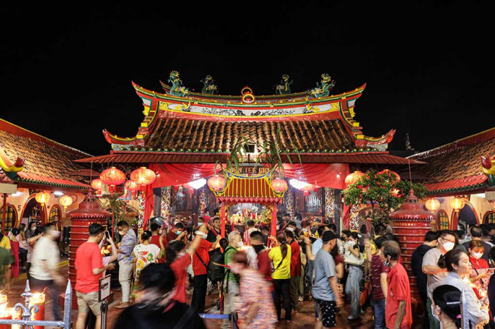 Warga keturunan Tionghoa memadati vihara untuk melaksanakan sembahyang jelang pergantian tahun baru Imlek 2574 di Vihara Boen San Bio, Kota Tangerang, Banten, Sabtu, 21 Januari 2023 malam. 