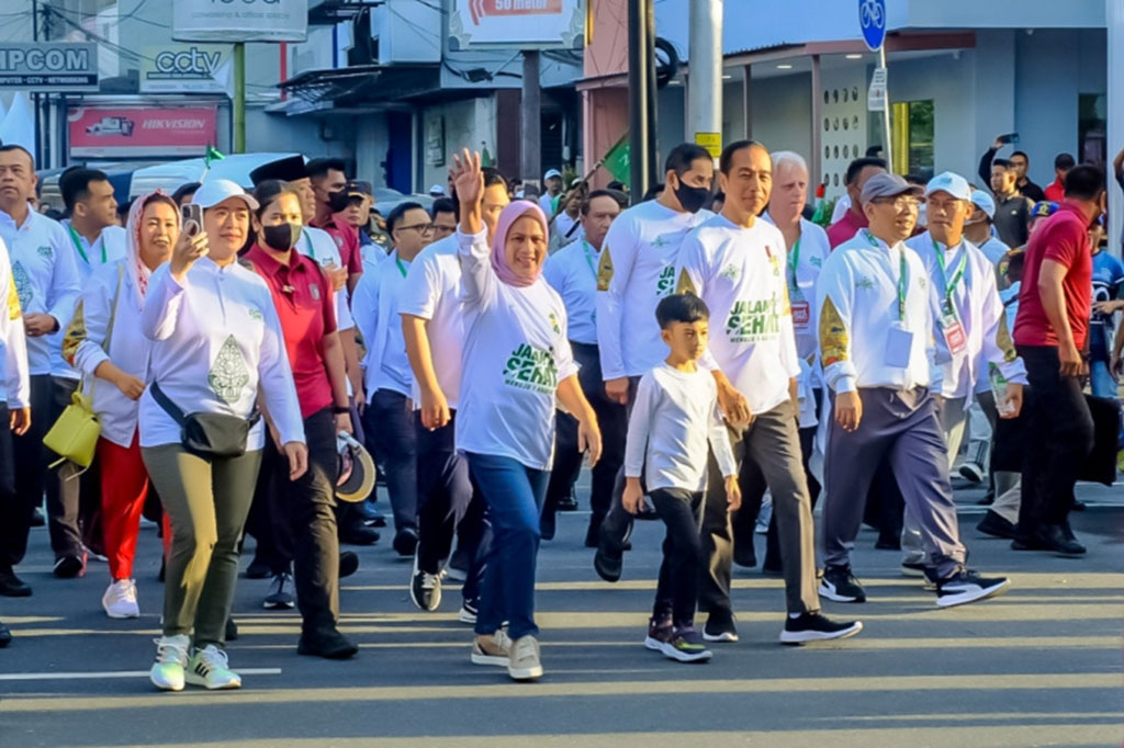 Presiden Joko Widodo dan Ibu Negara Iriana bersama warga mengikuti kegiatan jalan sehat dalam rangkaian acara Pekan Olahraga dan Seni Nahdlatul Ulama 2023 di lingkungan Pura Mangkunegaran, Kota Solo, Provinsi Jawa Tengah, Minggu, 22 Januari 2023. Jalan sehat diikuti puluhan ribu peserta.