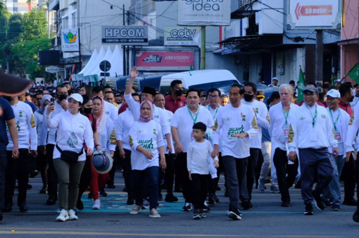 Setelah memberangkatkan peserta kegiatan jalan sehat, Presiden, Ibu Negara, dan cucu pertama mereka, Jan Ethes, ikut berjalan kaki mulai dari depan Pura Mangkunegaran, kemudian melalui Jalan Slamet Riyadi, dan kembali lagi di Pura Mangkunegaran.
