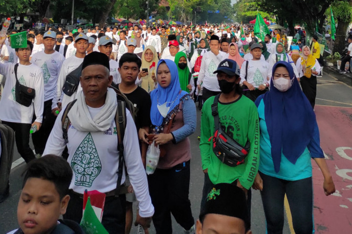 Kepala Negara sangat menyambut baik kegiatan jalan sehat yang diikuti puluhan ribu warga NU dan rakyat Indonesia itu. 