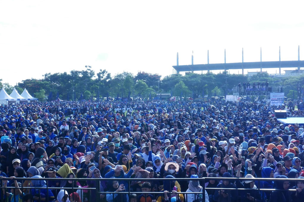 Puluhan ribu warga tumpah ruah di Stadion Si Jalak Harupat, Kabupaten Bandung, Jawa Barat, Minggu, 22 Januari 2023, untuk mengikuti kegiatan jalan sehat bersama Calon Presiden (Capres) Partai NasDem 2024, Anies Rasyid Baswedan. 
