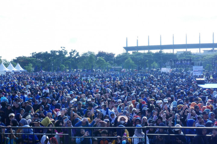 Puluhan ribu warga tumpah ruah di Stadion Si Jalak Harupat, Kabupaten Bandung, Jawa Barat, Minggu, 22 Januari 2023, untuk mengikuti kegiatan jalan sehat bersama Calon Presiden (Capres) Partai NasDem 2024, Anies Rasyid Baswedan. 