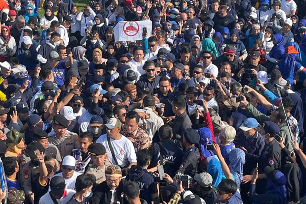 Sekitar pukul 08.00 WIB pagi, Anies beserta rombongan hadir dan disambut antusiasme masyarakat Jabar. Kegiatan jalan sehat bertema 'Melangkah Bersama Menuju Tahun Perubahan 2024' ini diinisiasi oleh Ketua Dewan Pertimbangan DPW Partai NasDem Jawa Barat, Rajiv. 