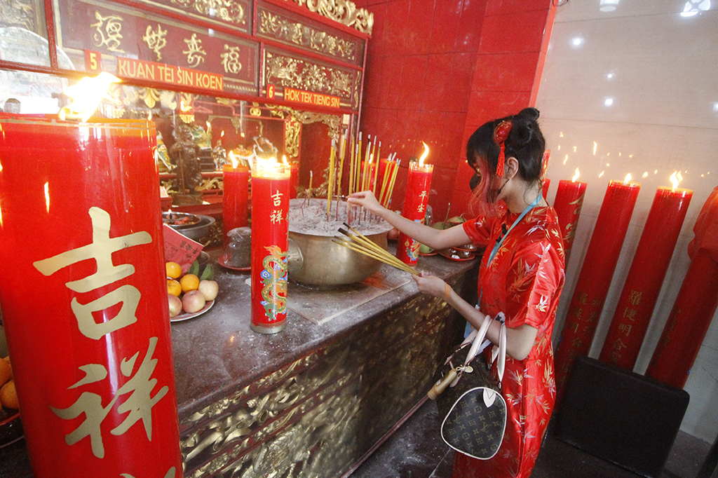 Nana, salah satu warga keturunan Tionghoa yang ditemui di vihara menyatakan perayaan Imlek tahun ini berbeda dari tahun sebelumnya. 