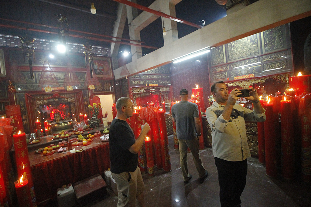 Tidak hanya warga Tionghoa yang mendatangi vihara ini untuk bersembahyang, tetapi tidak sedikit pula yang sengaja berkunjung untuk melihat jalannya Imlek di kawasan tersebut.