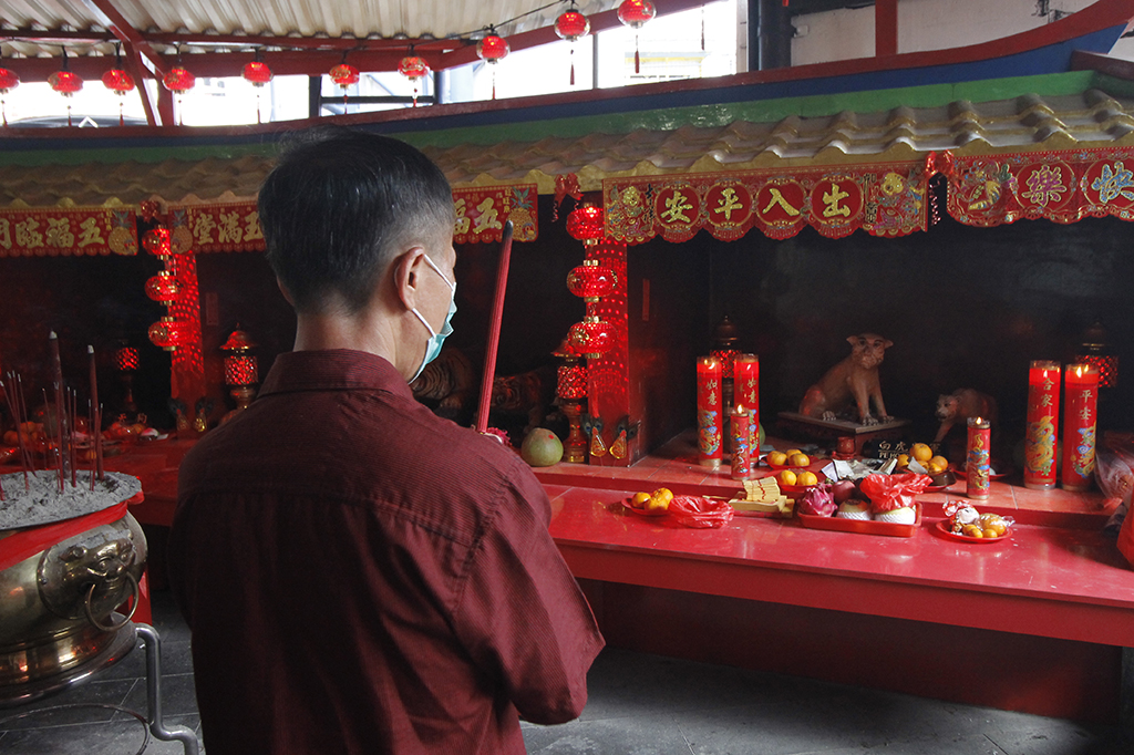 Warga keturunan Tionghoa melaksanakan ibadah secara khusyuk.