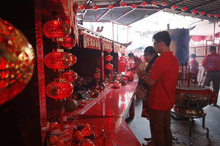 Vihara Dharma Bhakti di Jalan Petak Sembilan, Glodok, Jakarta Barat dipadati warga keturunan Tionghoa saat perayaan Tahun Baru Imlek 2023, Minggu, 22 Januari 2023. Warga berdatangan untuk melaksanakan ibadah.