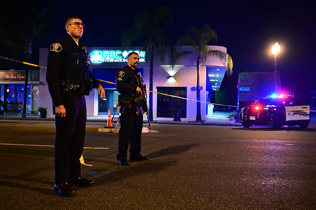 Robert Luna, Sheriff County Los Angeles mengatakan polisi menanggapi panggilan darurat tepat setelah pukul 22:00  dan menemukan orang-orang berhamburan keluar dari tempat itu.