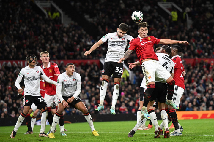 Enam menit kemudian MU berhasil menyamakan skor menjadi 2-2 berkat sundulan Lisandro Martinez melalui tendangan pojok Ramsdale.