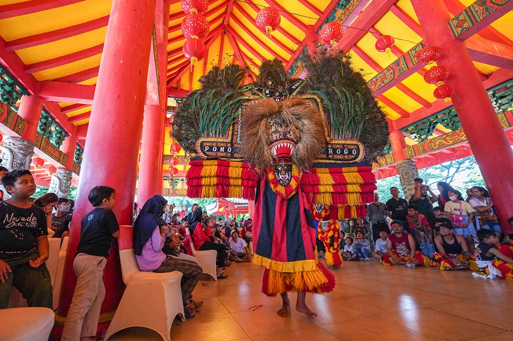 Pengunjung menyaksikan pertunjukan reog saat Hari Raya Imlek 2023 di Klenteng Agung Sam Poo Kong, Semarang, Jawa Tengah, Minggu, 22 Januari 2023. 