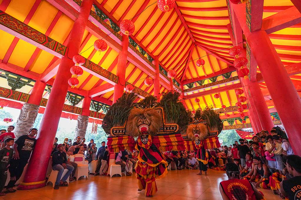 Setelah dua tahun dibatasi karena pandemi covid-19, perayaan Imlek 2023 di Klenteng Agung Sam Poo Kong dilaksanakan secara meriah dengan menampilkan berbagai atraksi seperti barongsai tonggak, reog, jathilan, rampak buto, tarian 1000 tangan, dan festival kuliner. 