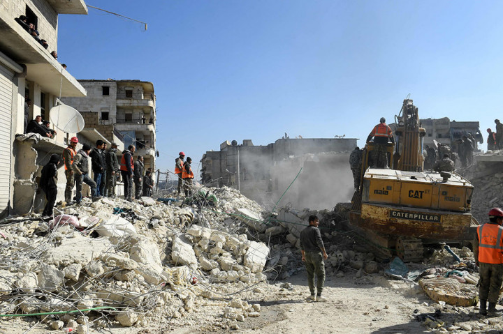 Sebuah bangunan ambruk yang rusak akibat perang di Kota Allepo, Suriah runtuh, menewaskan sedikitnya 16 orang termasuk anak-anak, Minggu, 22 Januari 2023 waktu setempat.