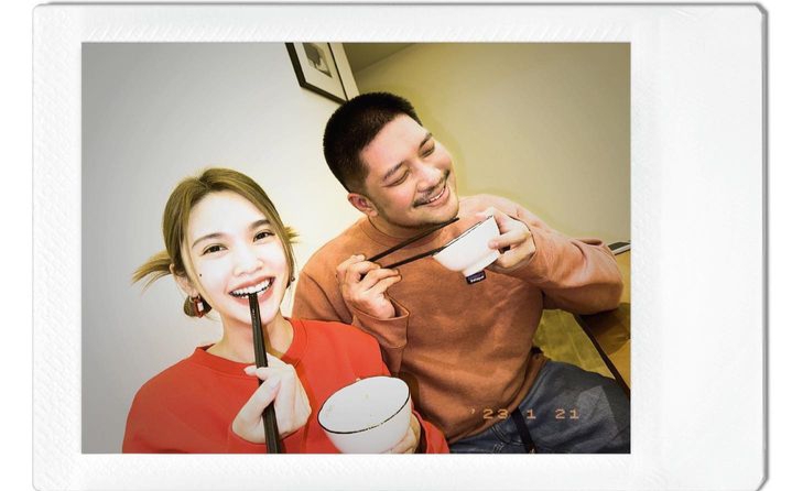 Rainie Yang adalah aktris dan penyanyi asal Taiwan dalam unggahannya terlihat ia menikmati perayaan tahun baru Imlek bersama dengan keluarga dan menikmati hidangan yang dimasak oleh neneknya.