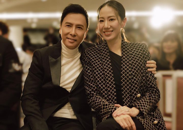 Aktor laga Donnie Yan menuturkan terpaksa melewatkan perayaan tahun baru Imlek kali ini lantaran masih di lokasi kerja menyelesaikan mempromosikan film terbarunya Sakra. Sebagai bentuk rasa sayangnya, ia membagikan foto bersama dengan sang istri Cissy Wang dalam sebuah acara.