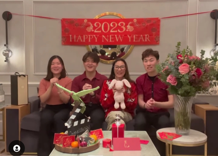 Michelle Yeoh merupakan seorang aktris berkebangsaan Malaysia dalam perayaan Imlek kali ini, ia merayakan bersama keluarga di rumahnya, dan mengucapkan selamat Tahun Baru Imlek kepada semua teman dan keluarganya.