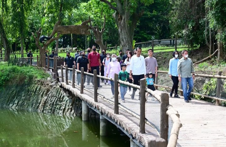 Presiden Joko Widodo (Jokowi) dan Ibu Negara Iriana Jokowi memanfaatkan cuti bersama dengan mengajak cucunya, Jan Ethes dan La Lembah Manah berwisata ke kawasan Solo Safari, Surakarta, Jawa Tengah, Senin, 23 Januari 2023.
