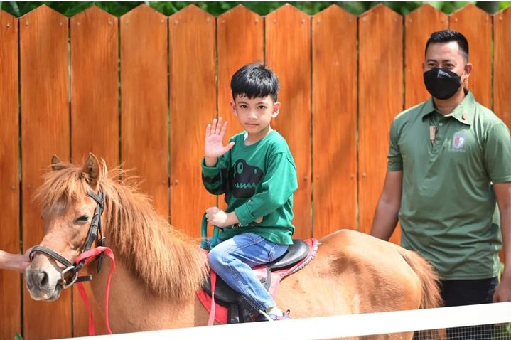 Presiden juga berkeliling melihat area terbuka di Solo Safari, melihat kuda, dan binatang lainnya yang ada di area Solo Safari. Selain itu, Jan Ethes dan La Lembah Manah juga nampak bermain, berfoto, dan berkeliling dengan kuda poni. 