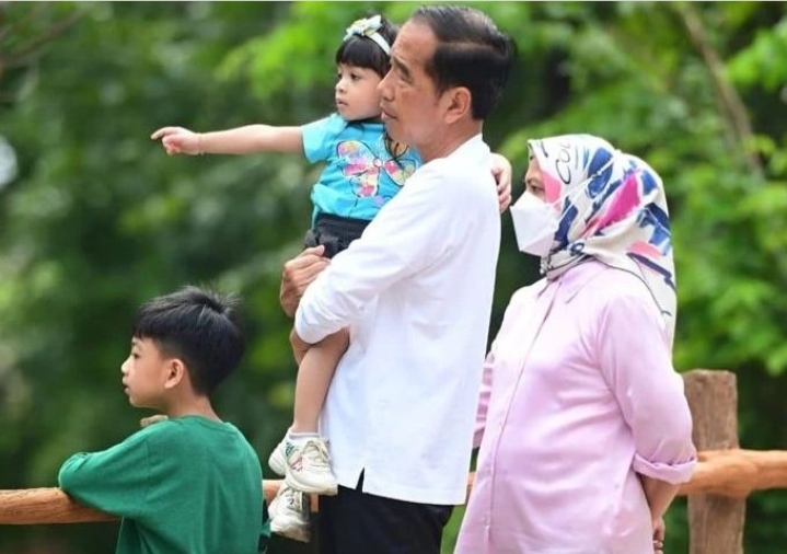 Selama kunjungan, tampak Jan Ethes dan La Lembah turut memberi makan burung Blue and Gold Macau, berinteraksi dengan ular piton albino, serta melihat walabi, hewan yang mirip dengan kanguru. 