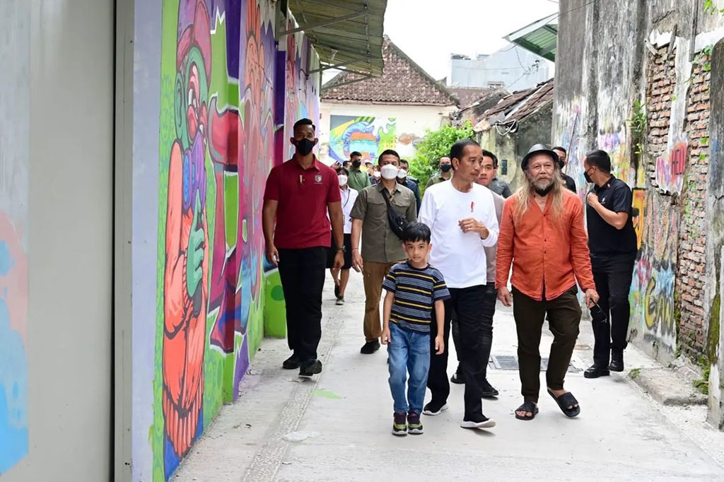 Presiden Joko Widodo (Jokowi) bersama putranya yang juga Wali Kota Surakarta Gibran Rakabuming Raka dan cucunya Jan Ethes mengunjungi Mas Don Art Center, Kecamatan Serengan, Surakarta, Jawa Tengah, Senin, 23 Januari 2023. Jokowi diterima langsung oleh Sardono W Kusumo, pemilik sekaligus pendiri Mas Don Art Center.