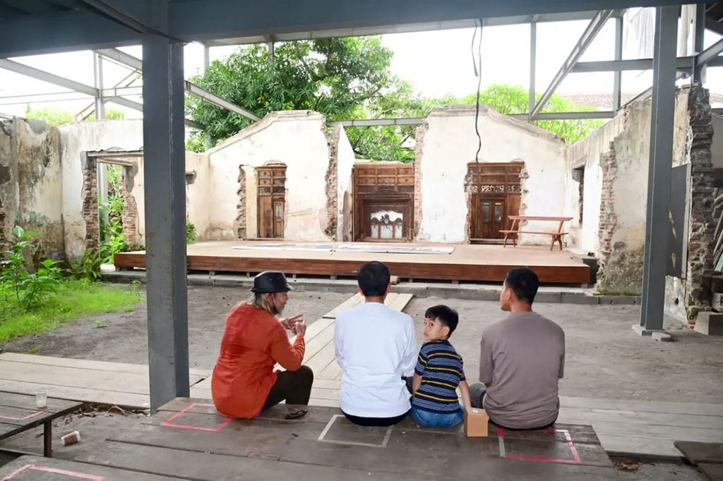 Mas Don Art Center merupakan ruang kreatif yang digunakan untuk menyimpan arsip-arsip sejarah para pelopor bangsa dan penunjang kegiatan seni budaya di Kota Surakarta.