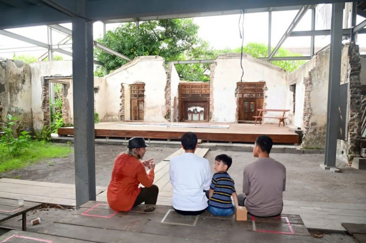 Mas Don Art Center merupakan ruang kreatif yang digunakan untuk menyimpan arsip-arsip sejarah para pelopor bangsa dan penunjang kegiatan seni budaya di Kota Surakarta.
