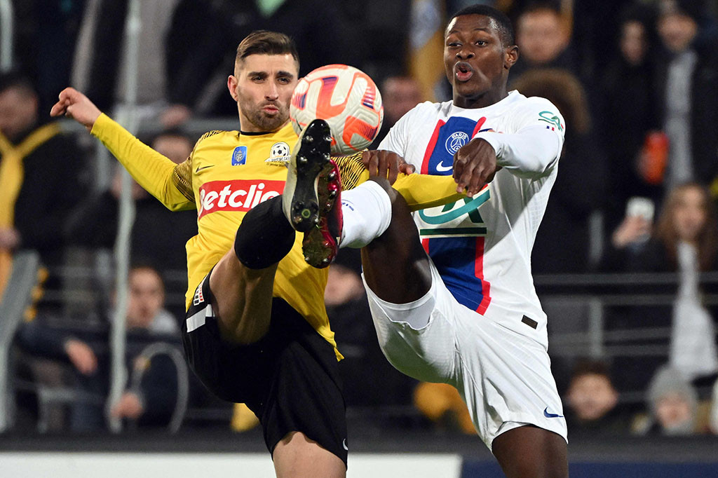 Pays de Cassel berhasil menahan gempuran PSG pada awal laga, namun pertahanan mereka akhirnya jebol pada menit ke-29 lewat sambaran Kylian Mbappe menyambut umpan tarik Nuno Mendes. Bola sempat terbelokkan sebelum masuk gawang tuan rumah.