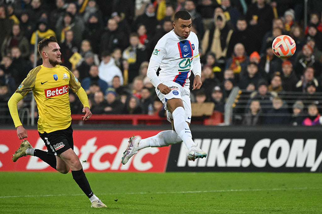 Kylian Mbappe mencetak lima gol (quintrick) saat Paris Saint-Germain melibas tim amatir Pays de Cassel dengan skor 7-0 pada pertandingan babak 32 besar Piala Prancis di Stade Bollaert-Delelis, Lens, Selasa, 24 Januari 2023 dini hari WIB.