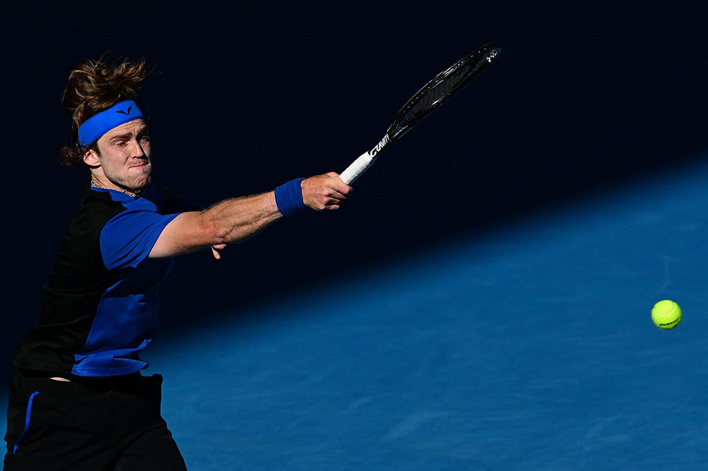 Pada pertarungan antara dua mantan petenis nomor satu junior itu, Rublev menang 6-3, 3-6, 6-3, 4-6, 7-6 (11-9).