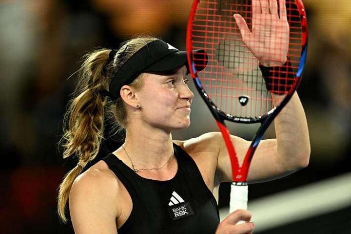 Juara Wimbledon Elena Rybakina melaju ke semifinal Australian Open pertamanya dengan kemenangan 6-2, 6-4 atas petenis Latvia Jelena Ostapenko, Selasa, 24 Januari 2023 WIB.
  
