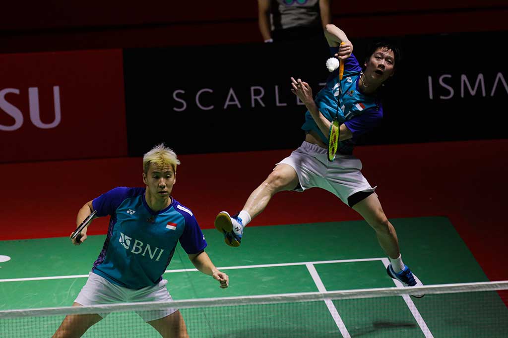 Pebulu tangkis ganda putra Indonesia Marcus Fernaldi Gideon/Kevin Sanjaya Sukamuljo berusaha mengembalikan kok ke arah ganda Korea Selatan Kang Min Hyuk/Seo Seung Jae pada babak 32 besar Daihatsu Indonesia Masters 2023, Selasa, 24 Januari 2023.