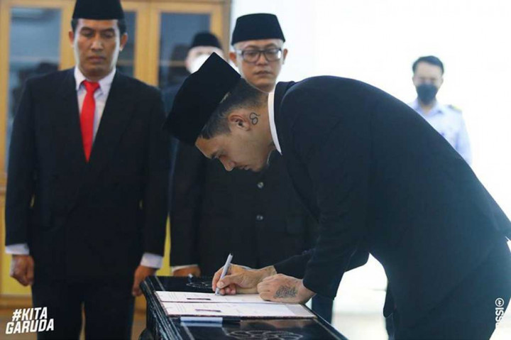 Pengukuhan dan pengambilan sumpah setia tersebut dilakukan oleh Kepala Kanwil Kemenkumham DKI Jakarta Ibnu Khuldun menindaklanjuti Keputusan Presiden RI Nomor 8 Tahun 2022 tanggal 23 Desember 2022 tentang Pengangkatan Warga Negara Republik Indonesia. Pengambilan sumpah setia Shayne juga disaksikan oleh Ketua PSSI Mochamad Iriawan.