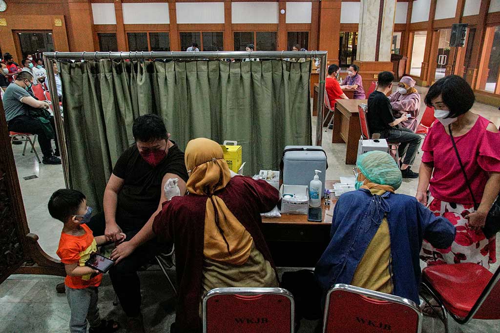 Ada beberapa syarat yang harus dipenuhi warga untuk menerimanya vaksin. Pertama harus membawa Kartu Tanda Penduduk (KTP). 