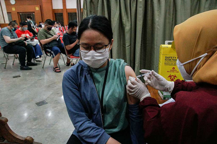 Dia juga menegaskan vaksinasi booster ke dua tidak hanya di kantor Wali Kota sajam tetapi seluruh puskesmas kecamatan, kelurahan, dan Rumah Sakit Umum Daerah (RSUD) dipastikan juga sudah membuka layanan vaksin booster kedua untuk warga umum.