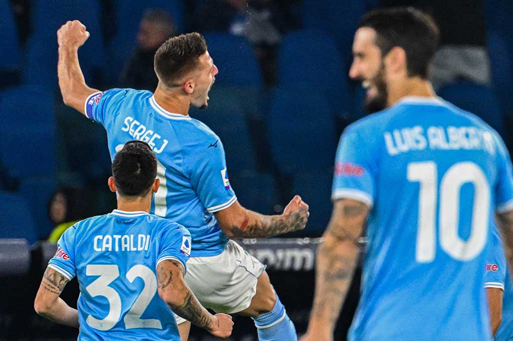 Lazio membuka keunggulan saat laga baru berjalan tiga menit. Umpan Mattia Zaccagni ke kotak penalti berhasil diselesaikan tendangan kaki kiri Sergej Milinkovic-Savic menjadi gol ke gawang Ciprian Tatarusanu. Skor berubah menjadi 1-0.