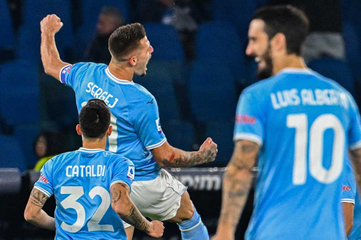 Lazio membuka keunggulan saat laga baru berjalan tiga menit. Umpan Mattia Zaccagni ke kotak penalti berhasil diselesaikan tendangan kaki kiri Sergej Milinkovic-Savic menjadi gol ke gawang Ciprian Tatarusanu. Skor berubah menjadi 1-0.
