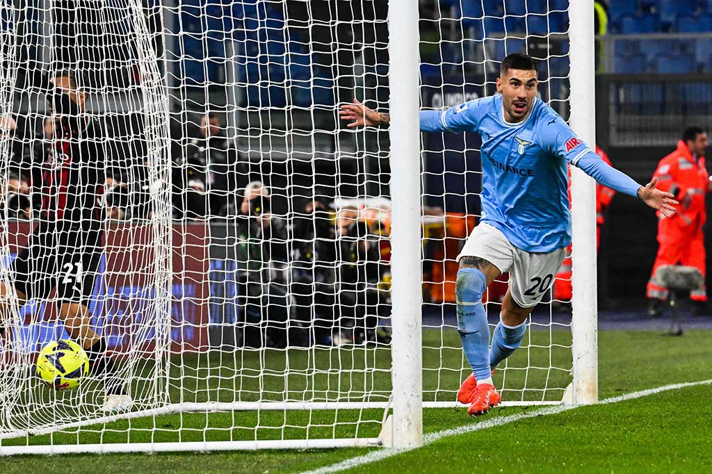 Tuan rumah kemudian menggandakan keunggulan menjadi 2-0 pada menit ke-37 lewat tendangan kaki kiri Mattia Zaccagni dari jarak dekat yang mengoyak pojok kanan bawah gawang Milan. Skor 2-0 bertahan hingga jeda.