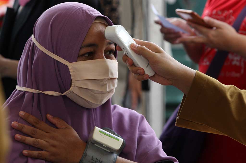 Antusiasme nampak saat warga sudah berdatangan dari pagi untuk menunggu antrean vaksin booster dosis kedua. 