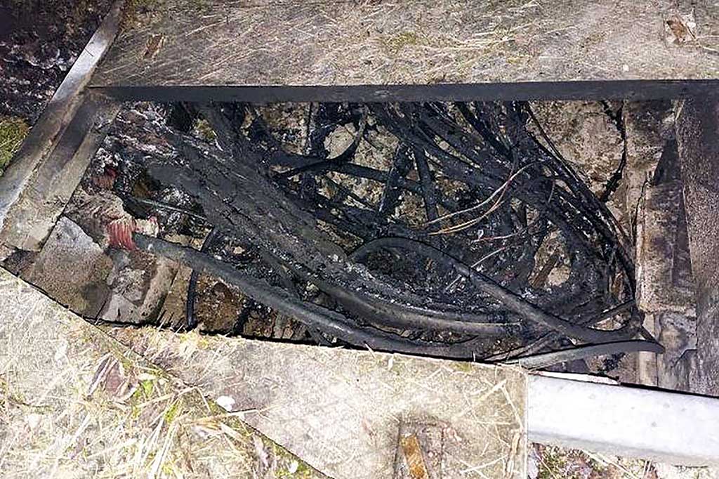 Kabel hangus terbakar yang diduga disabotase di ruang mesin SNCF dekat Vaires, di wilayah metropolitan Paris timur. Peristiwa itu menyebabkan penutupan total lalu lintas di stasiun kereta Gare de l'Est, Paris.