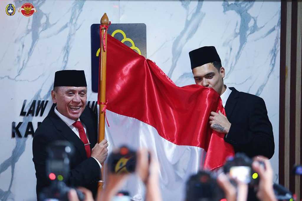 Pemain sepak bola keturunan Belanda, Shayne Pattynama resmi menjadi warga negara Indonesia usai melaksanakan sumpah janji setia WNI di Kantor Wilayah Kementerian Hukum dan Ham (Kanwil Kemenkumham) DKI Jakarta, Selasa, 24 Januari 2023.