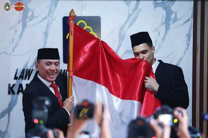 Pemain sepak bola keturunan Belanda, Shayne Pattynama resmi menjadi warga negara Indonesia usai melaksanakan sumpah janji setia WNI di Kantor Wilayah Kementerian Hukum dan Ham (Kanwil Kemenkumham) DKI Jakarta, Selasa, 24 Januari 2023.