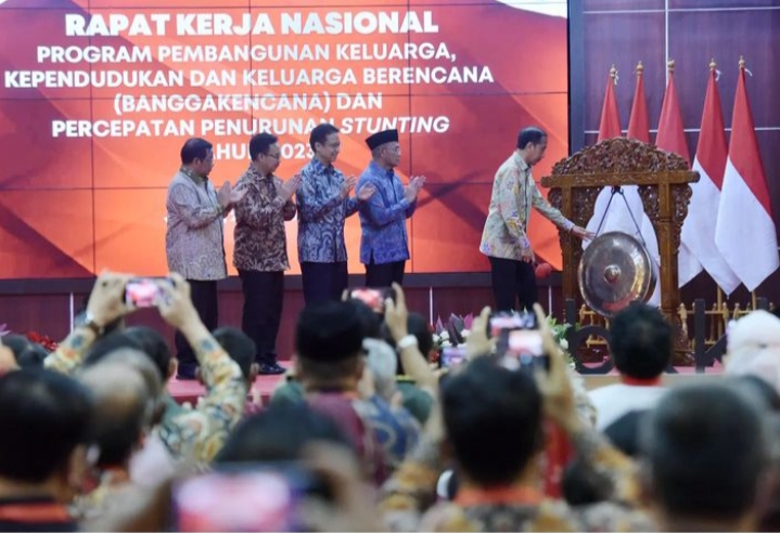 Jokowi dalam Rapat Kerja Nasional (Rakernas) yang diselenggarakan BKKBN di Jakarta, Rabu, 25 Januari 2023, mengatakan semua pihak harus berhati-hati dengan adanya kasus pemberian kopi susu kepada bayi. Seluruh masyarakat, perlu mendapat penyuluhan mengenai pola pengasuhan bayi yang tepat.
