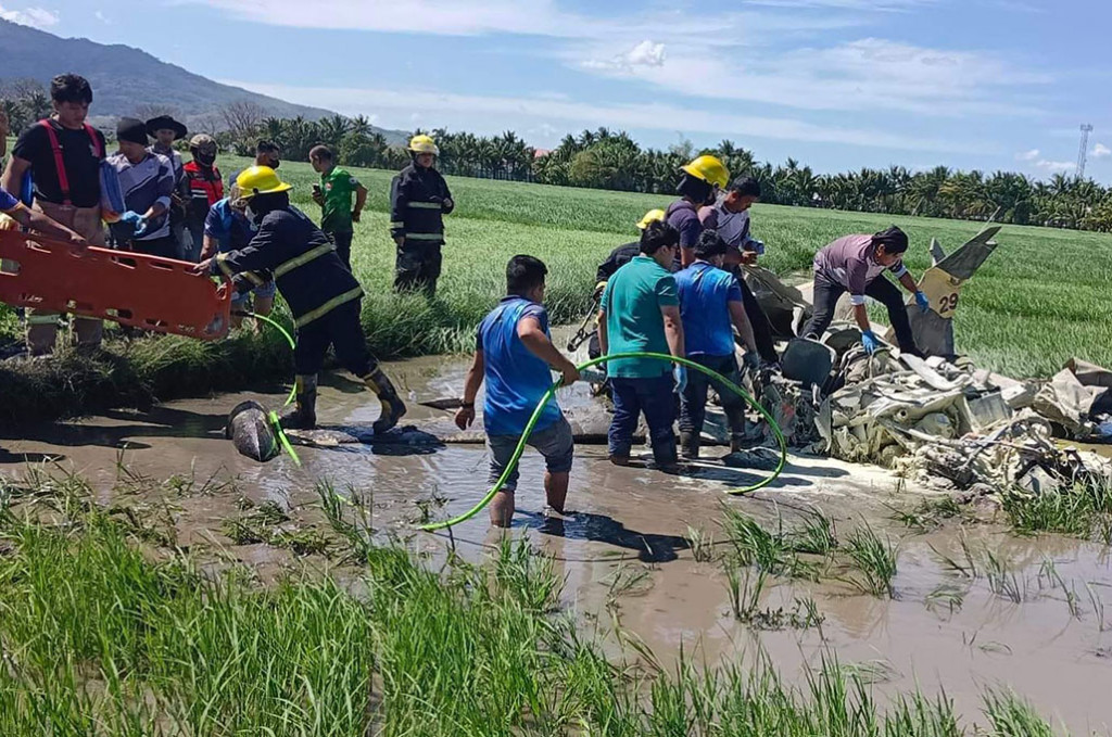 Proses evakuasi pilot korban kecelakaan udara pesawat militer SF260 Marchetti  yang jatuh ke sawah.