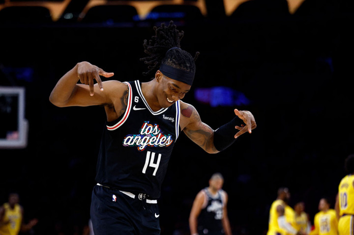 Kemenangan Clippers kali ini merupakan yang ke-10 kali secara beruntun melawan tim rival sekotanya sejak mantan guard Lakers Tyronn Lue menjadi pelatih LA Clippers.
