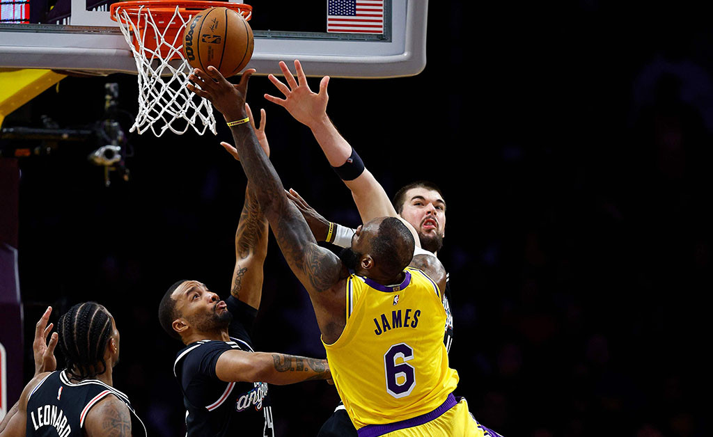 Tembakan tiga poin tertinggi dalam satu pertandingan dari LeBron tetap tidak bisa membawa Lakers menghindari kekalahan di markasnya sendiri.