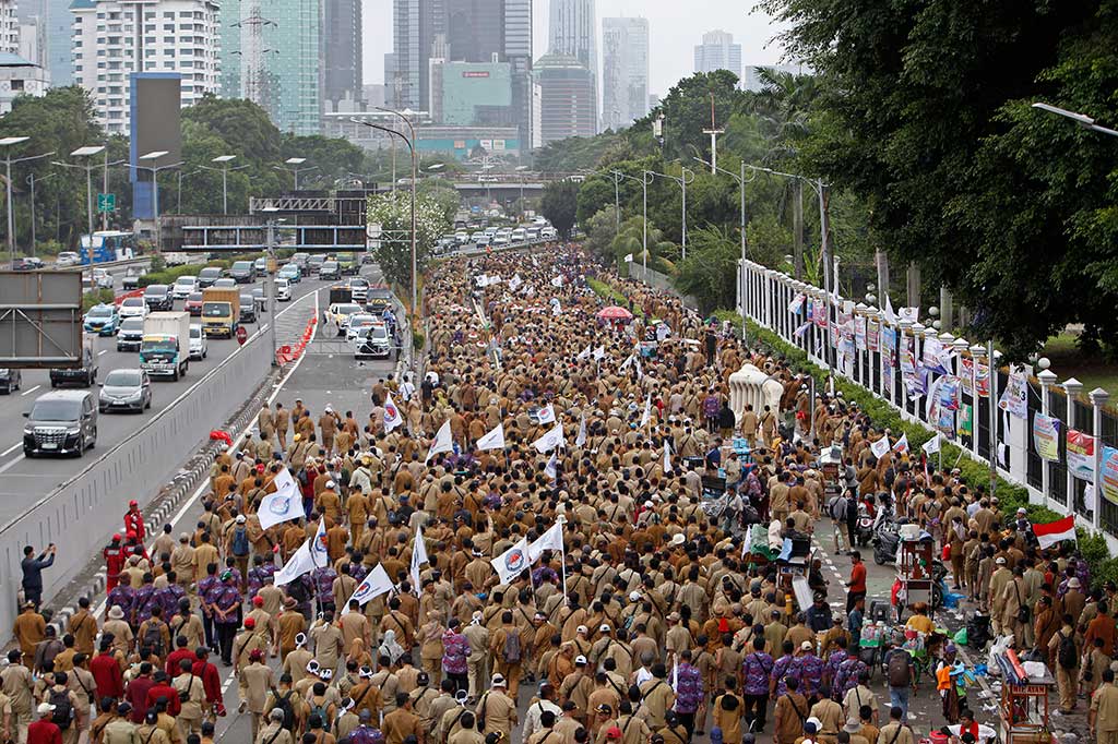 Ribuan perangkat desa menggelar aksi unjuk rasa hingga menutup ruas jalan Gatot Subroto di depan Gedung Dewan Perwakilan Rakyat (DPR), Jakarta, Rabu, 25 Januari 2023.