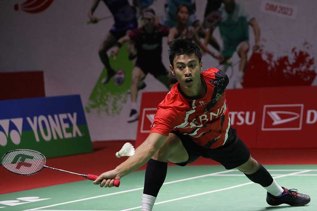 Pebulu tangkis tunggal putra Indonesia Shesar Hiren Rhustavito berusaha mengembalikan kok ke arah tunggal putra India pada babak 32 besar Daihatsu Indonesia Masters 2023 di Istora Gelora Bung Karno, Jakarta, Rabu, 25 Januari 2023. Shesar melangkah ke babak selanjutnya setelah menang dengan skor 21-10, 24-22.