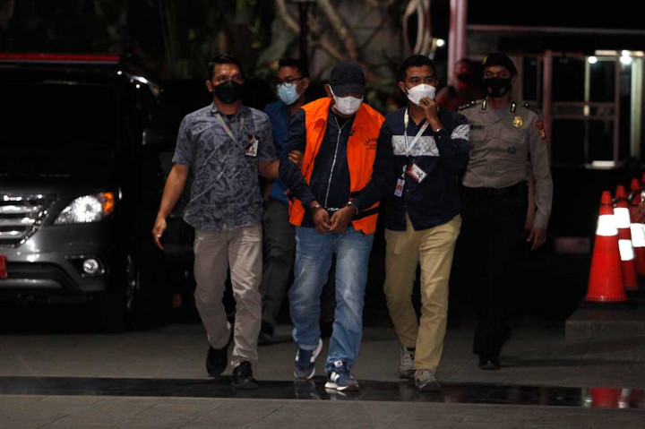 Tersangka kasus tindak pidana korupsi gratifikasi Izil Azhar tiba di Gedung Merah Putih Komisi Pemberantasan Korupsi (KPK), Jakarta Selatan, Rabu, 25 Januari 2023 malam.